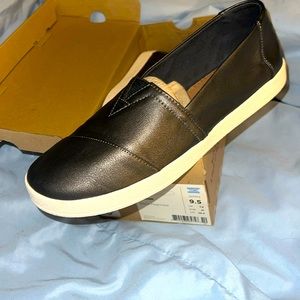 Tom’s pearlized black Avalon sneaker worn once